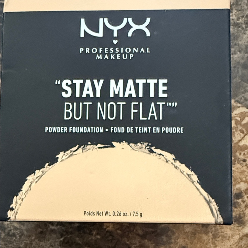 NYX Professional Makeup Stay Matte Powder Foundation - Black and Cream - Picture 4 of 5